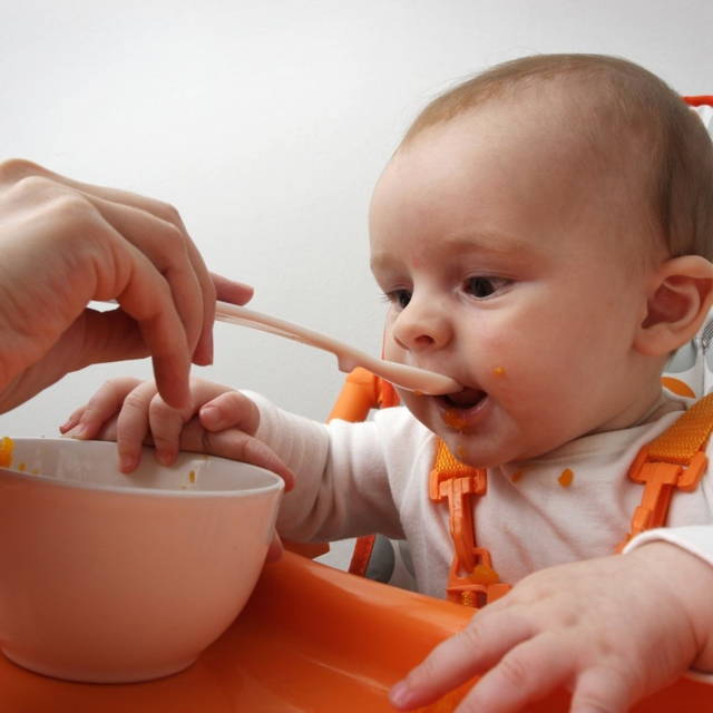 6 month old baby eating online